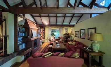 4Habitaciones,4baños y una casa anexa como para visitas.