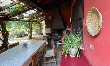 4Habitaciones,4baños y una casa anexa como para visitas.