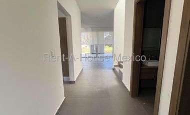 Renta de casa con 4 Hab, 4 Baños en Altozano, Queretaro, Mexico.
