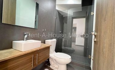 Renta de casa con 4 Hab, 4 Baños en Altozano, Queretaro, Mexico.