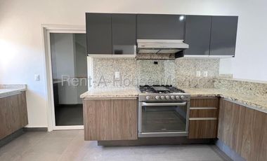 Renta de casa con 4 Hab, 4 Baños en Altozano, Queretaro, Mexico.
