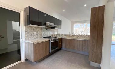 Renta de casa con 4 Hab, 4 Baños en Altozano, Queretaro, Mexico.