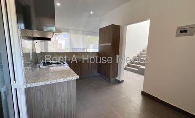 Renta de casa con 4 Hab, 4 Baños en Altozano, Queretaro, Mexico.