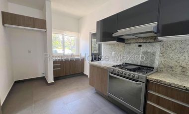 Renta de casa con 4 Hab, 4 Baños en Altozano, Queretaro, Mexico.