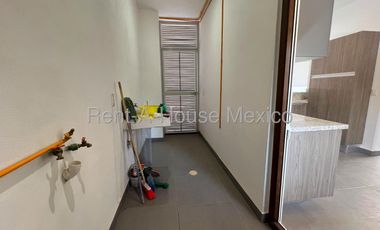 Renta de casa con 4 Hab, 4 Baños en Altozano, Queretaro, Mexico.