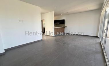 Renta de casa con 4 Hab, 4 Baños en Altozano, Queretaro, Mexico.