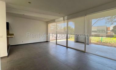 Renta de casa con 4 Hab, 4 Baños en Altozano, Queretaro, Mexico.