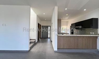 Renta de casa con 4 Hab, 4 Baños en Altozano, Queretaro, Mexico.