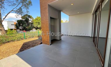 Renta de casa con 4 Hab, 4 Baños en Altozano, Queretaro, Mexico.