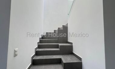 Renta de casa con 4 Hab, 4 Baños en Altozano, Queretaro, Mexico.