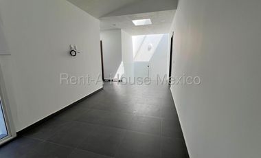 Renta de casa con 4 Hab, 4 Baños en Altozano, Queretaro, Mexico.