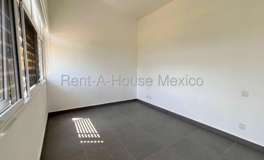 Renta de casa con 4 Hab, 4 Baños en Altozano, Queretaro, Mexico.