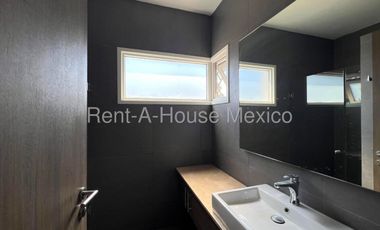 Renta de casa con 4 Hab, 4 Baños en Altozano, Queretaro, Mexico.
