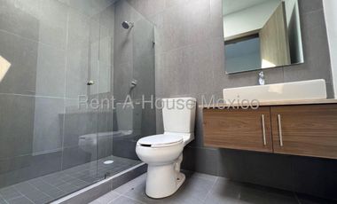 Renta de casa con 4 Hab, 4 Baños en Altozano, Queretaro, Mexico.