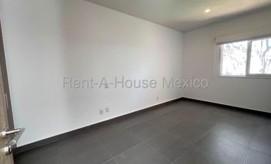Renta de casa con 4 Hab, 4 Baños en Altozano, Queretaro, Mexico.