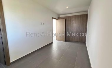 Renta de casa con 4 Hab, 4 Baños en Altozano, Queretaro, Mexico.