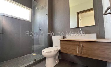 Renta de casa con 4 Hab, 4 Baños en Altozano, Queretaro, Mexico.