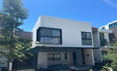 OPORTUNIDAD!! VENTA EN PARQUES VIRREYES, propiedad lista para habitar en una de las zonas mas exclusivas de Zapopan.