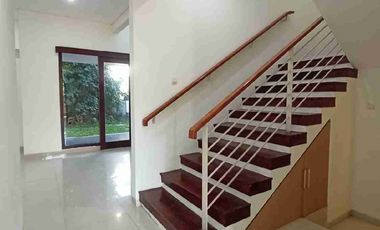 Dijual rumah cantik 2lantai lokasi strategis