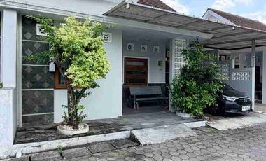 RUMAH CANTIK MINIMALIS DALAM CLUSTER ONE GATE SYSTEM DI PELEM WULUNG DEKAT GEDONGKUNING