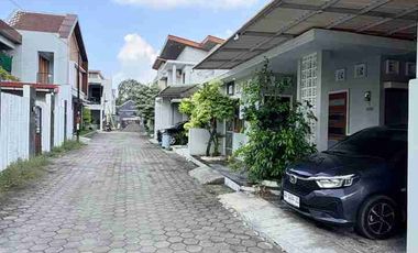 RUMAH CANTIK MINIMALIS DALAM CLUSTER ONE GATE SYSTEM DI PELEM WULUNG DEKAT GEDONGKUNING