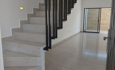 Casa en renta Residencial Benevento, impecable Seminueva de hace 2 años privada con control de acceso y guardias de seguridad, León, Gto.