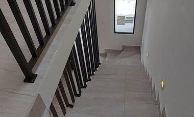 Casa en renta Residencial Benevento, impecable Seminueva de hace 2 años privada con control de acceso y guardias de seguridad, León, Gto.