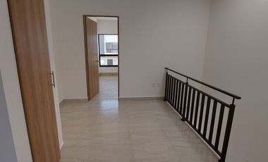 Casa en renta Residencial Benevento, impecable Seminueva de hace 2 años privada con control de acceso y guardias de seguridad, León, Gto.