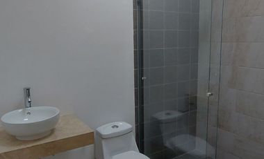 Casa en renta Residencial Benevento, impecable Seminueva de hace 2 años privada con control de acceso y guardias de seguridad, León, Gto.