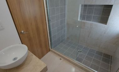 Casa en renta Residencial Benevento, impecable Seminueva de hace 2 años privada con control de acceso y guardias de seguridad, León, Gto.