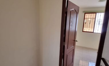 Casa en Alquiler en Urbanización Paraíso del Río, 3 Habitaciones, 4 Baños, Patio, Mucho Lote, Norte de Guayaquil.