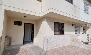 Casa en Alquiler en Urbanización Paraíso del Río, 3 Habitaciones, 4 Baños, Patio, Mucho Lote, Norte de Guayaquil.