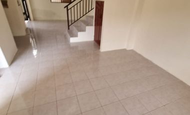 Casa en Alquiler en Urbanización Paraíso del Río, 3 Habitaciones, 4 Baños, Patio, Mucho Lote, Norte de Guayaquil.