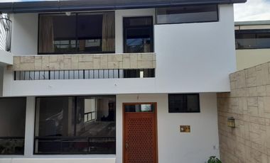 En venta Casa Contemporánea, Miravalle, Sector Nayon