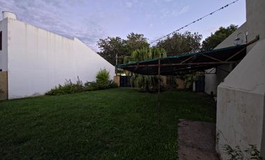 Se vende amplia propiedad con piscina en Romang