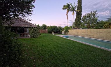 Se vende amplia propiedad con piscina en Romang