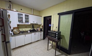 Se vende amplia propiedad con piscina en Romang