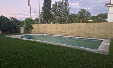 Se vende amplia propiedad con piscina en Romang