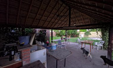 Se vende amplia propiedad con piscina en Romang