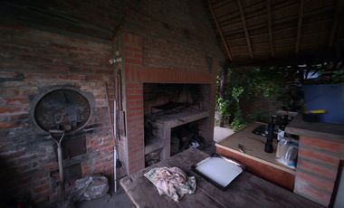 Se vende amplia propiedad con piscina en Romang