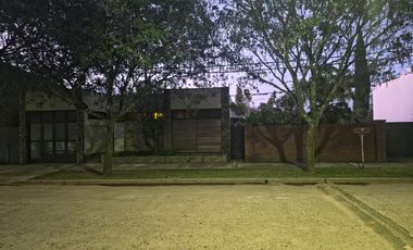 Se vende amplia propiedad con piscina en Romang