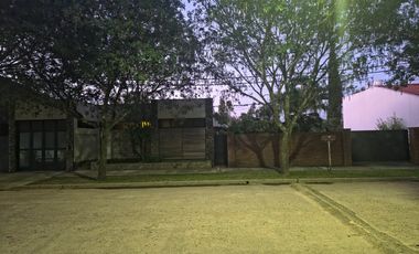 Se vende amplia propiedad con piscina en Romang