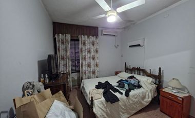 Se vende amplia propiedad con piscina en Romang
