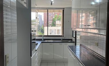 Amplio departamento ubicado en privilegiado sector de Las Condes