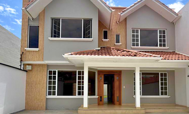 En Renta Amplia Casa | 2 Plantas + Buhardilla   Sector: Colegio Borja