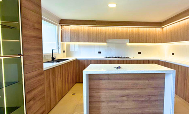 En Renta Amplia Casa | 2 Plantas + Buhardilla   Sector: Colegio Borja