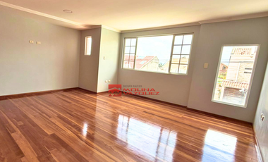 En Renta Amplia Casa | 2 Plantas + Buhardilla   Sector: Colegio Borja