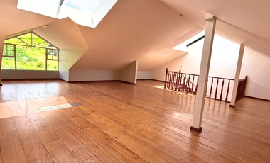 En Renta Amplia Casa | 2 Plantas + Buhardilla   Sector: Colegio Borja