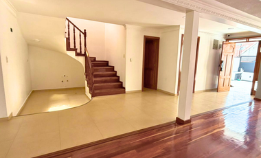 En Renta Amplia Casa | 2 Plantas + Buhardilla   Sector: Colegio Borja