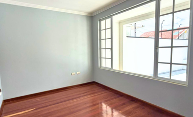 En Renta Amplia Casa | 2 Plantas + Buhardilla   Sector: Colegio Borja